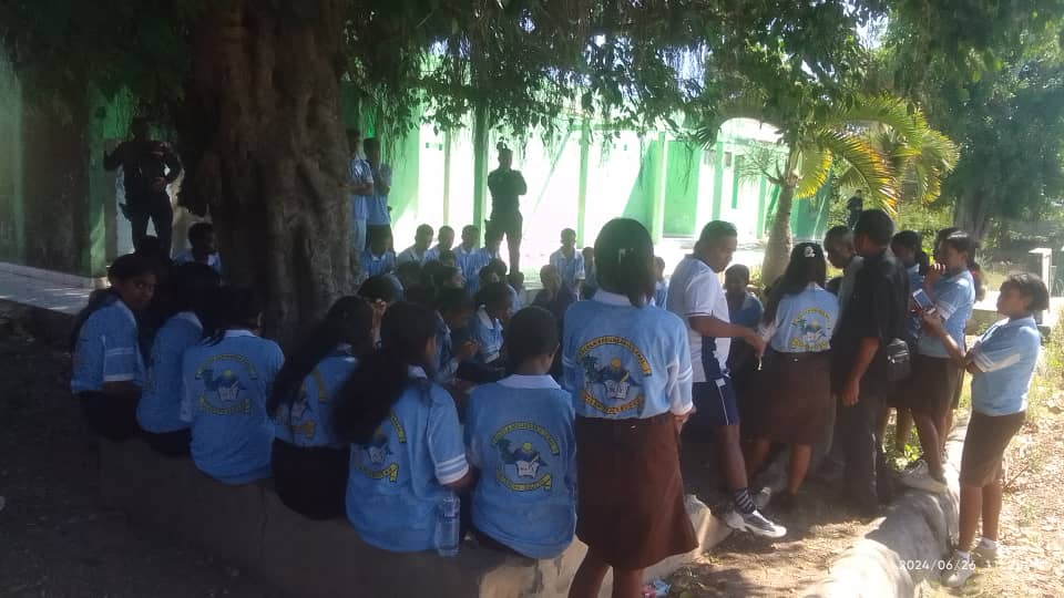 Estudante ESG Filiál Ualili Baucau kontribui osan selu profesór voluntáriu