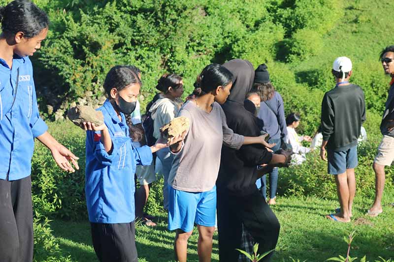 Estudante DKS-UNTL apoia komunidade reabilita Kapela Avé Maria Aituto