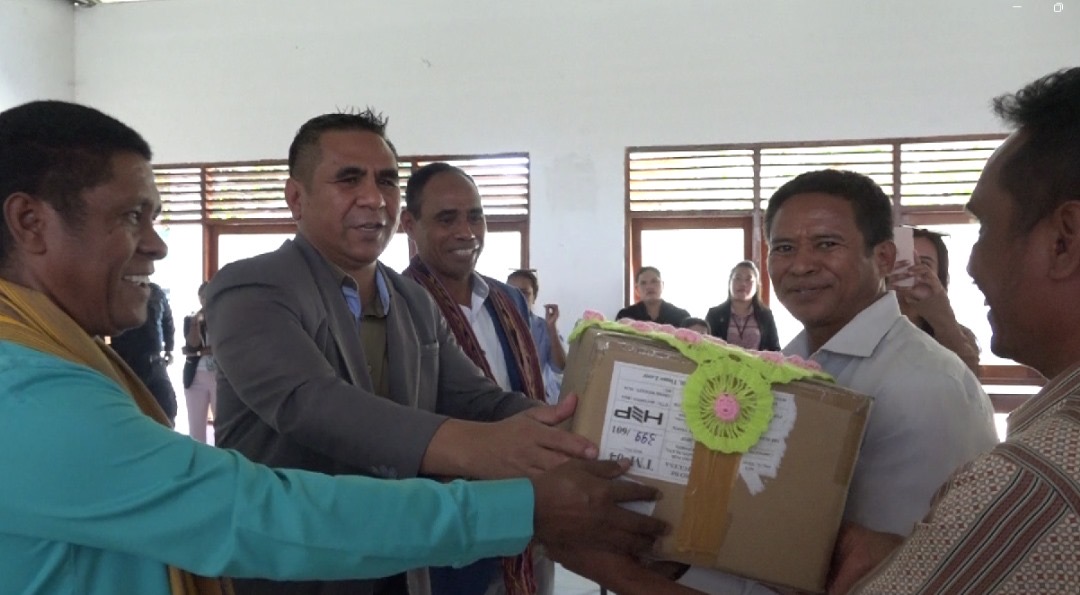 ME distribui ona materiál prátika ba Eskola ESTV 28 Novembru