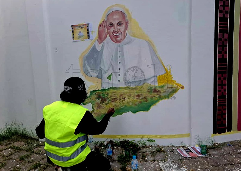 Santu Padre vizita TL: Grupu artezenatu pinta imajen Papa Francisco iha parede