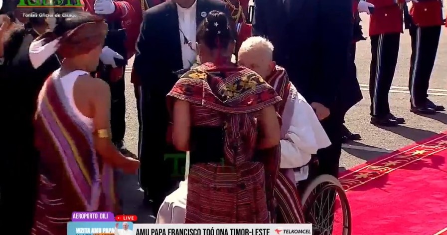 Timoroan na’in-rua tara tais no fó ai-funan ba Papa Francisco