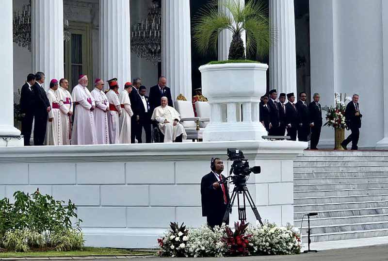 Prezidente Jokowi simu Papa Francisco ho serimónia ofisiál iha Istana Merdeka