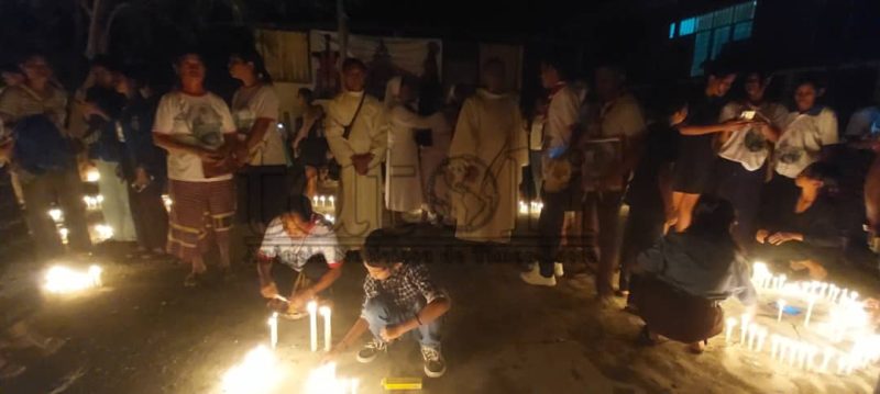 Sarani Katólika Kovalima tau ai-funan no sunu lilin iha monumentu 