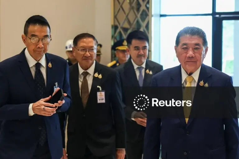 Primeiru-ministru interinu Tailándia nian, Phumtham Wechayachai no Ministru Negósiu Estranjeiru Tailándia nian, Maris Sangiampongsa la'o hafoin konferénsia imprensa iha baze Ala 6 hosi Forsa Aérea Reál Tailándia nian antes sira-nia saída ba Malázia ba konversasaun sesárfogu nian kona-ba konflitu fronteira mortál entre Tailándia no Kamboja ne'ebé estende to'o loron lima iha Tailándia, iha loron 28 Jullu 2025. REUTERS/Chalinee Thirasupa.
