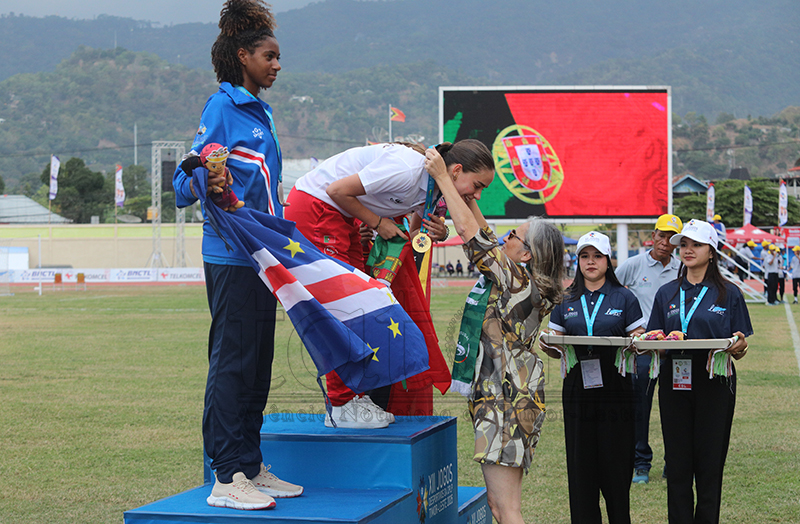 Atleta Portugál Laura Branco rekolla medalla osan-mean rua