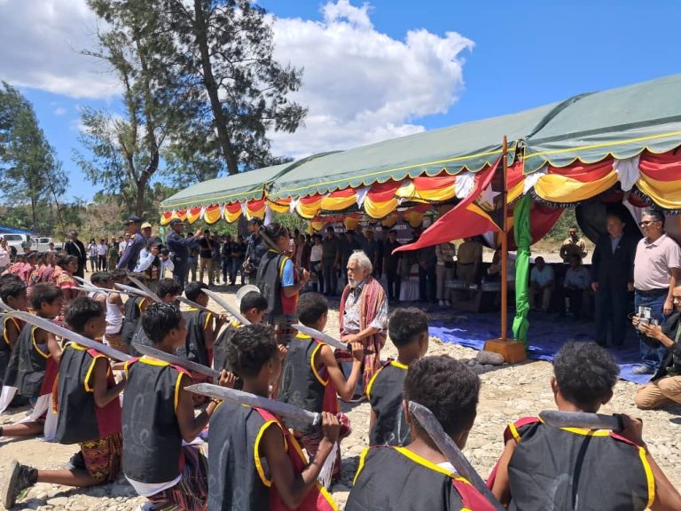 Moradór sira simu Primeiru-Ministru, Xanana Gusmão, antes lasamentu fatuk dahuluk ba konstrusaun irrigasaun Modobuti. Foto/Natalino Belo