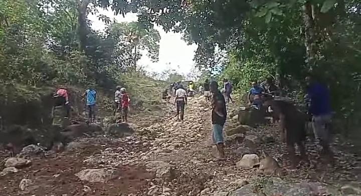 Komunidade Afaloikai normaliza estrada ligasaun Asamuta no Dasu-Uati