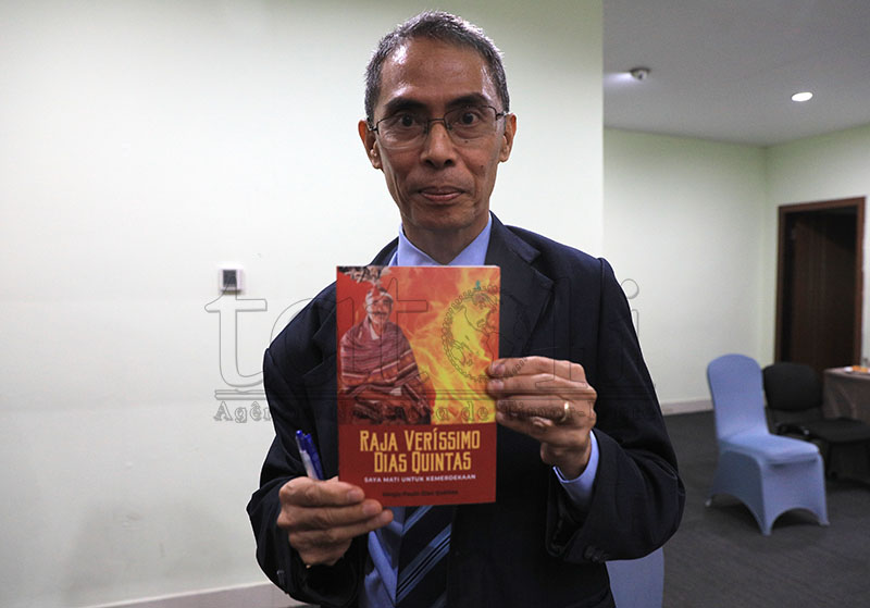 Eskritór dedika livru ‘Ha’u mate tanba ukun rasik-an’ ba Liurai Veríssimo