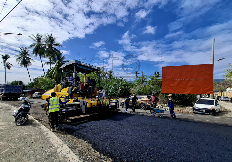 FOTO ATUÁL : Traballadór sira nahe hela alkatraun iha estrada sira iha Kapitál Dili