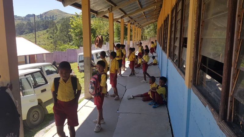 EBF Lebos: Alunu sira sofre ho falta bee-moos no saladeaula ne’ebé aat