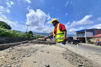 FOTO ATUÁL : Traballadór sira halo konstrusaun ba barreira mota iha Dili