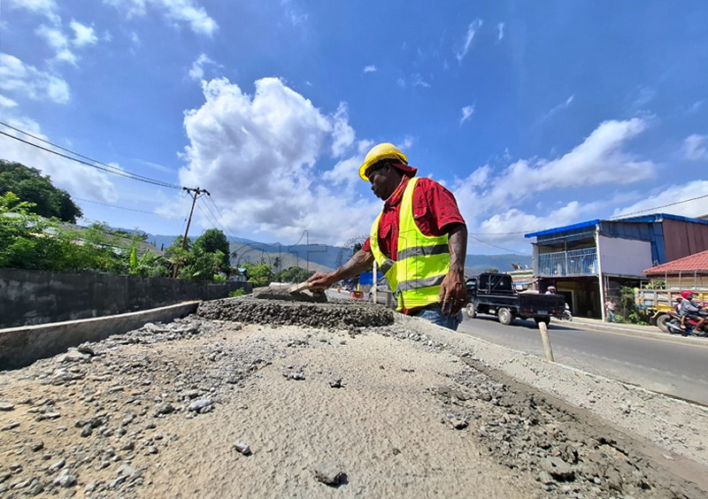 FOTO ATUÁL : Traballadór sira halo konstrusaun ba barreira mota iha Dili