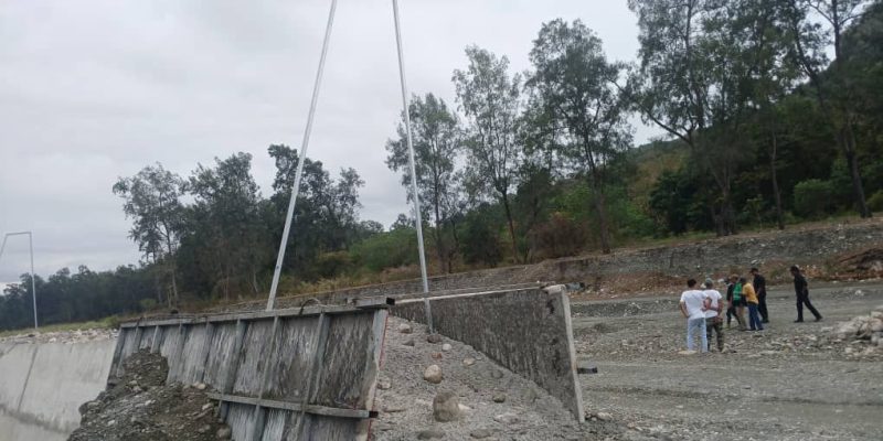 Ministru Samuel observa projetu konstrusaun morru protesaun iha mota Karau-Ulun 