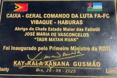 Taur agradese Xanana ne’ebé asina plaka abrigu VIBAQUE-HABURAS iha Kamea