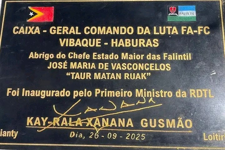 Taur agradese Xanana ne’ebé asina plaka abrigu VIBAQUE-HABURAS iha Kamea