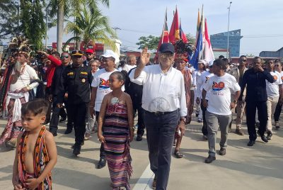 FOTO ATUÁL : Populasaun no Estudante simu PR fila hosi Malázia