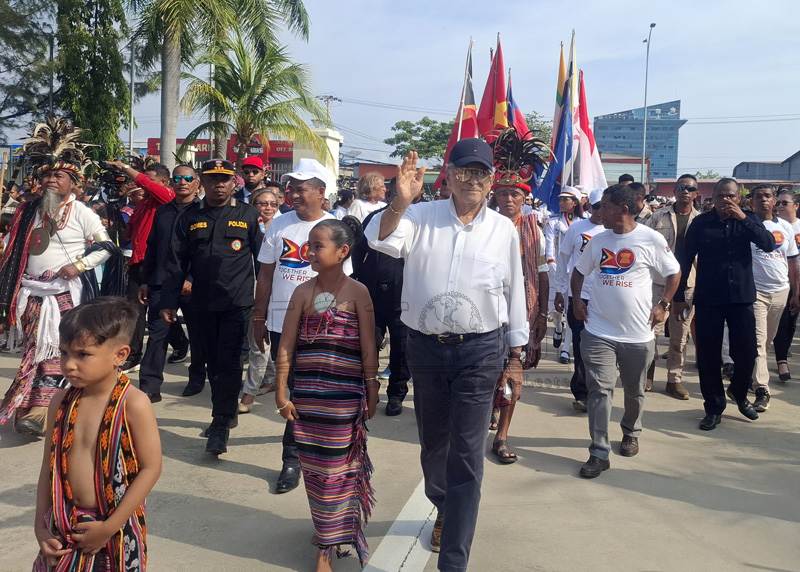 FOTO ATUÁL : Populasaun no Estudante simu PR fila hosi Malázia