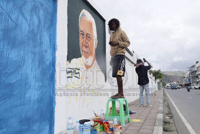 FOTO ATUÁL: Gembel Art Collective pinta imajen líder nasionál sira iha Dili