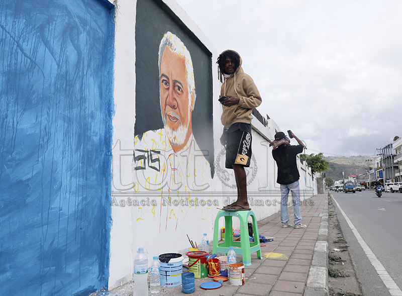 FOTO ATUÁL: Gembel Art Collective pinta imajen líder nasionál sira iha Dili