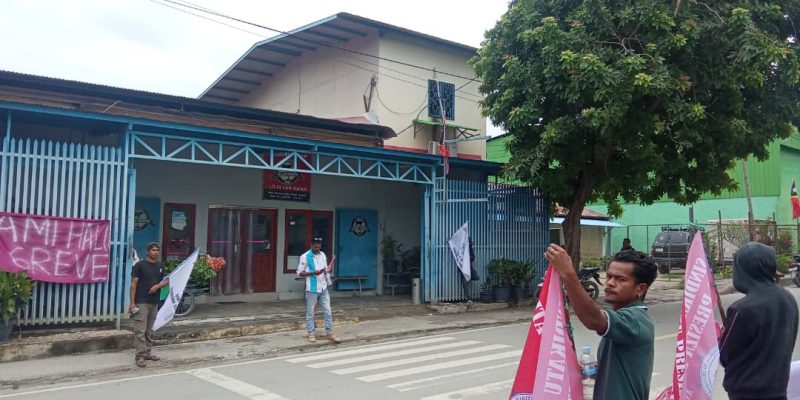 Traballadór no SMET-TL ezije empreza Talho Moris Dili selu saláriu