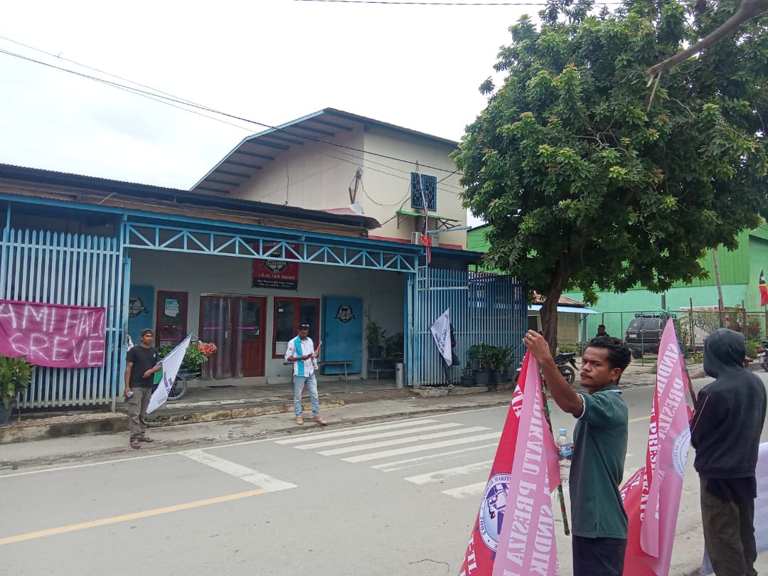 Traballadór no SMET-TL ezije empreza Talho Moris Dili selu saláriu