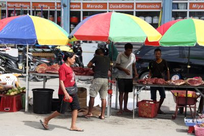 FOTO-ATUÁL : Negosiante sira uza espasu públiku hodi faan sasan durante selebrasaun Festa Natal 2025