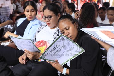FOTO-ATUÁL : SEFOPE entrega sertifikadu ba formandu lian-inglés