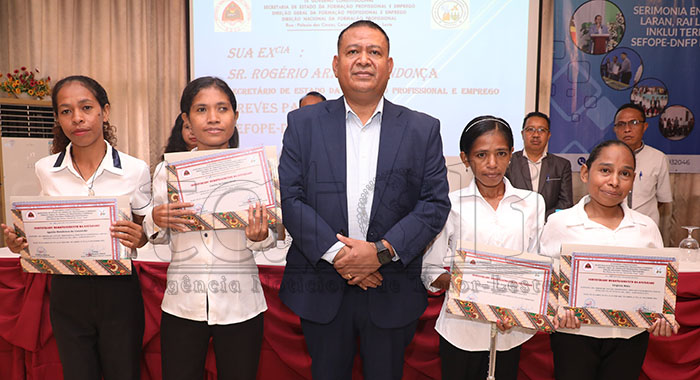 FOTO-ATUÁL : SEFOPE entrega sertifikadu ba formandu sira