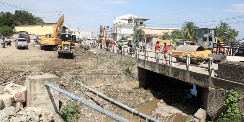 FOTO-ATUÁL : Governu mobiliza ekipamentu pezadu sobu Ponte Maufelu Dili