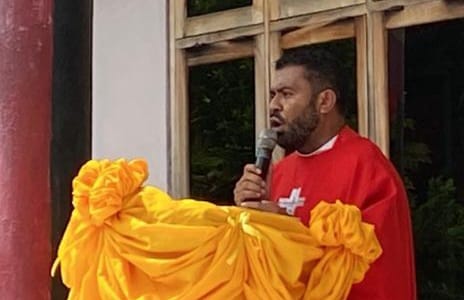 Mistériu Krús nian: Jesus bolu ita hadomi ita-nia krús liuhusi tulun malu