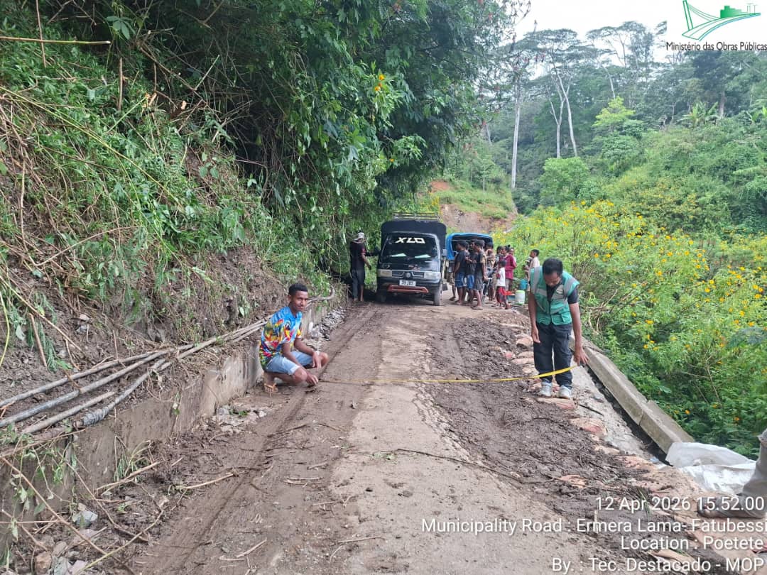 MOP-Komunidade normaliza estrada diresaun Ermera Vila ba Hatulia B