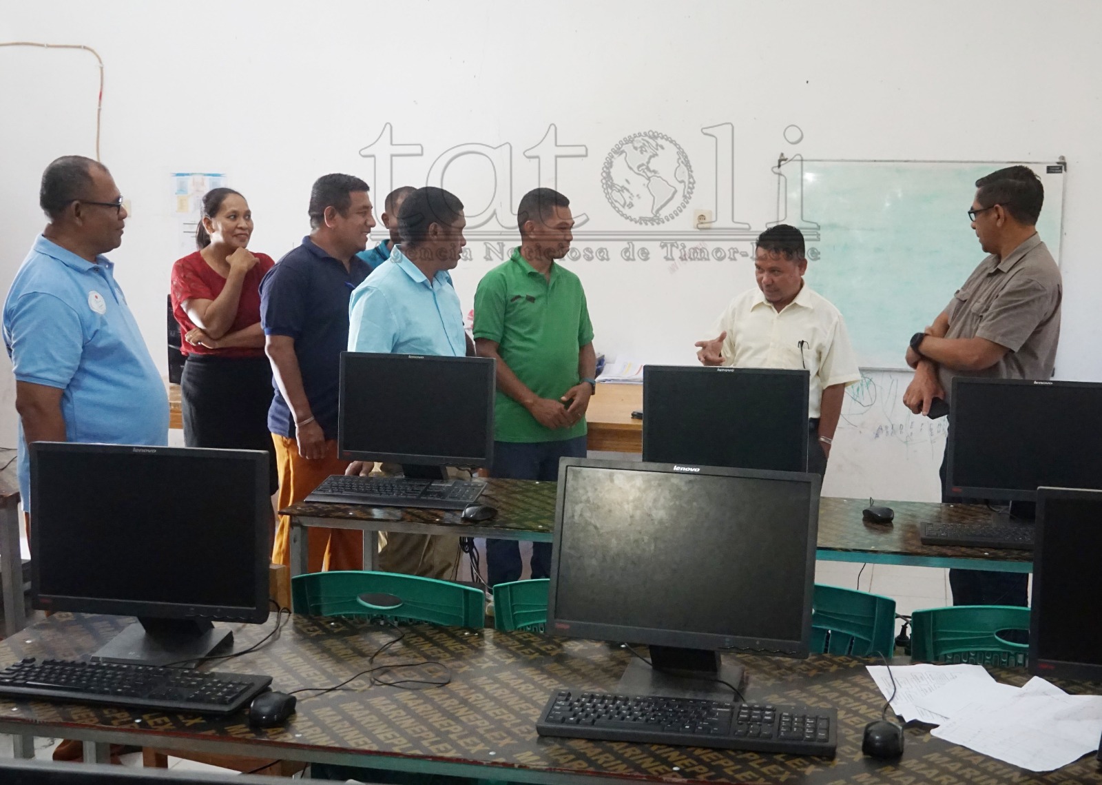 Ministériu Edukasaun monitoriza prosesu instalasaun materiál ICT iha Oekusi