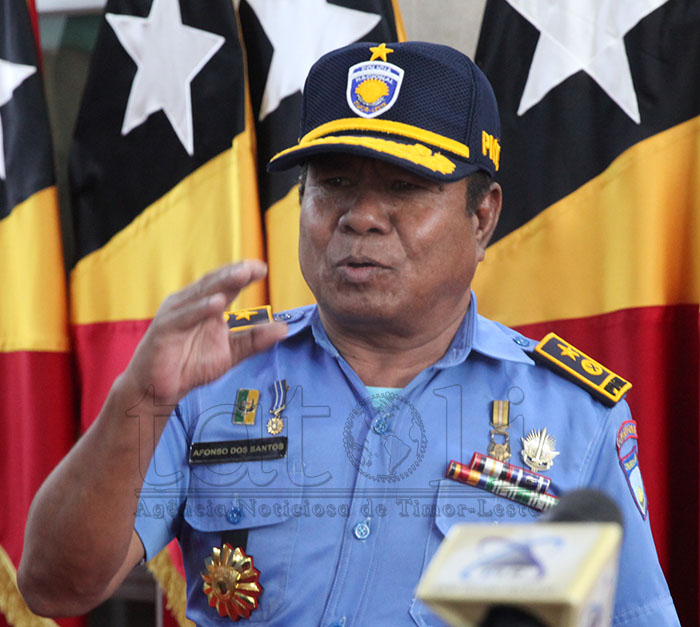 Komandante Jerál Afonso dos Santos fó pose ba ofisiál superiór PNTL na’in -13