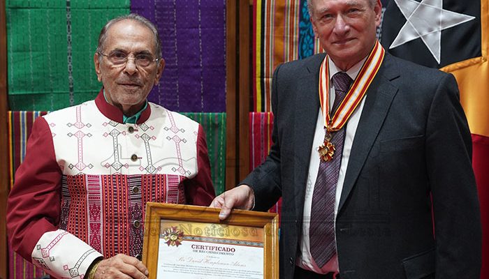 Xefe Estadu kondekora medalla orden TL ba Sir David Hempleman-Adams