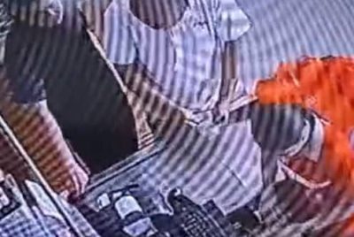 Xinés na’in-rua ne’ebé troka osan falsu iha loja Centro sai ona husi Timor-Leste