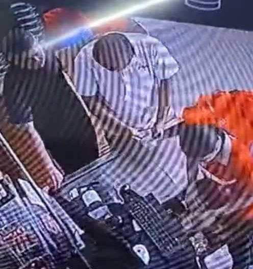 Xinés na’in-rua ne’ebé troka osan falsu iha loja Centro sai ona husi Timor-Leste