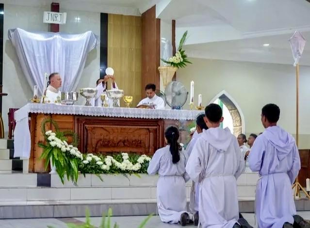 Padre Guilhermino “Banati tuir Jesus nia jestu iha Kinta-Feira Santa nu’udar servidór ne’ebé haraik-an”