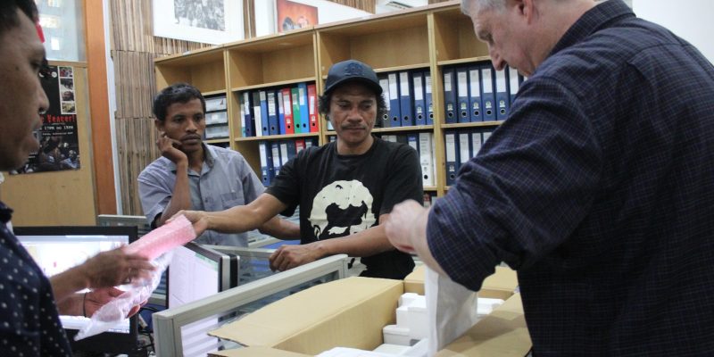 Arkivu ABC Austrália apoia mákina dijitalizasaun ba CAMSTL hodi salva memória nasionál