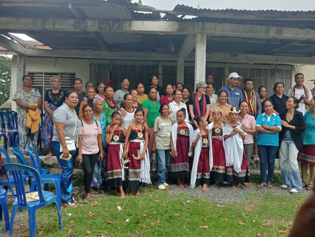 Ekipa World Vision observa direta atividade kooperativa SOLCOV iha Suku Matai