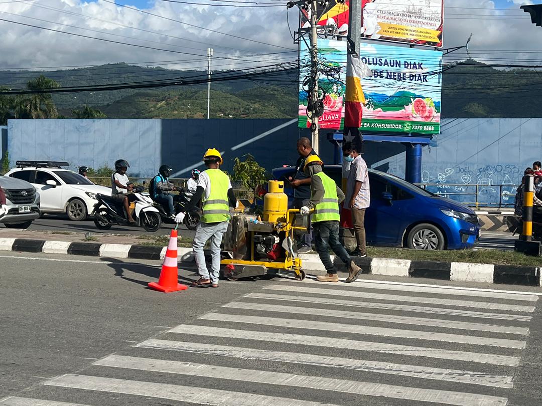 Empreza Bandidu Qualidade hahú pinta zebra cross iha kapitál Dili