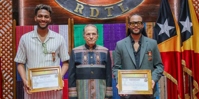 Prezidente Ramos-Horta kondekora insígnia orden TL ba artista Duo Calema