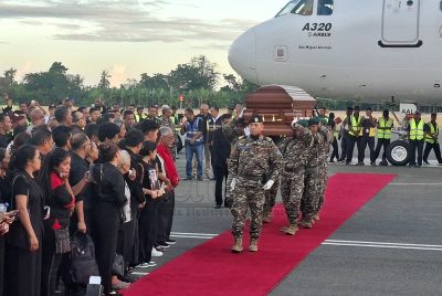 Emosaun tristeza marka xegada kadáver eis-Prezidente Repúblika Lú Olo iha aeroportu Dili