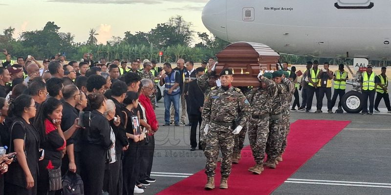 Emosaun tristeza marka xegada kadáver eis-Prezidente Repúblika Lú Olo iha aeroportu Dili
