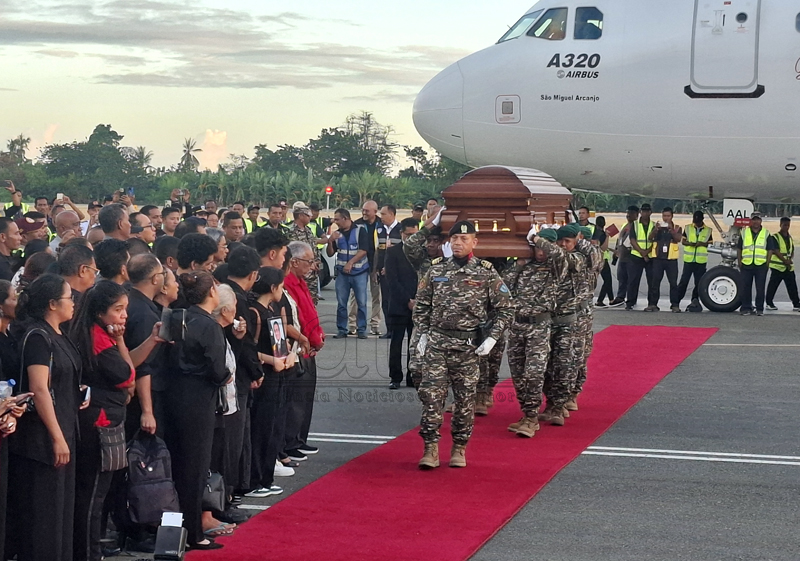 Emosaun tristeza marka xegada kadáver eis-Prezidente Repúblika Lú Olo iha aeroportu Dili