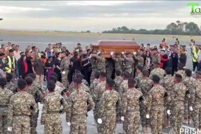 Emosaun tristeza marka xegada kadáver eis-Prezidente Repúblika Lú Olo iha aeroportu Dili