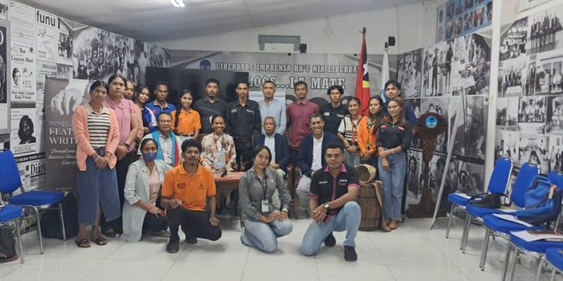 Jornalista na’in-19 tuir formasaun kona-ba hakerek notísia ‘feature’