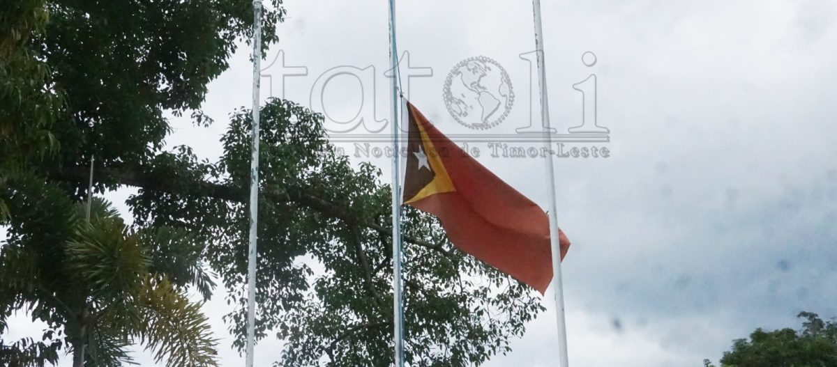 Signifikadu husi hasa’e bandeira ho “meia-aste”