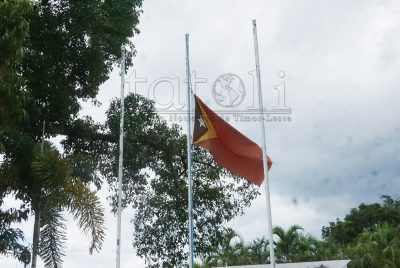 Signifikadu husi hasa’e bandeira ho “meia-aste”