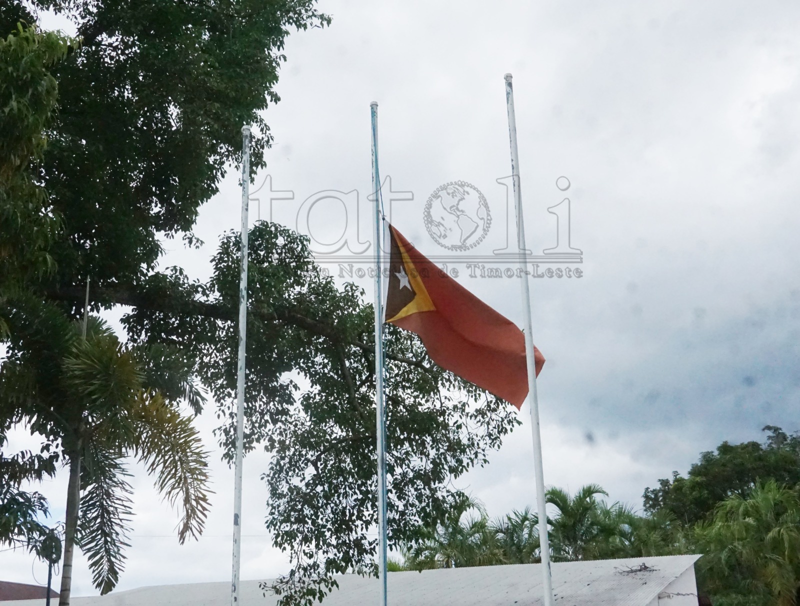 Signifikadu husi hasa’e bandeira ho “meia-aste”