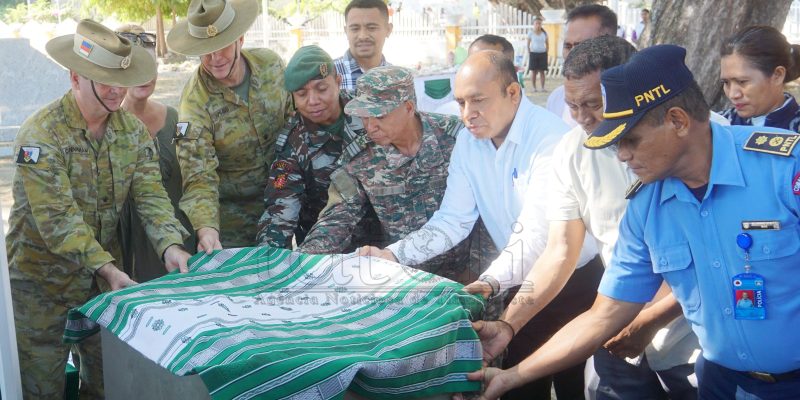 Militar Australianu inaugura plaka memoriál akontesimentu funu-daruak iha Oekusi